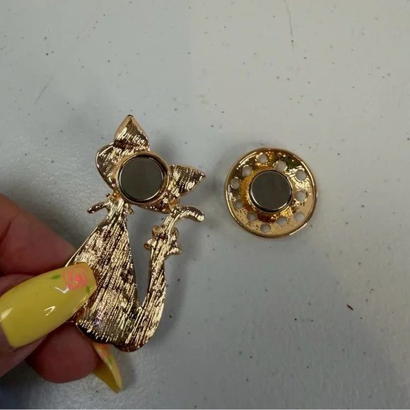 Kitschy Cat Lady Old Tone Enamel Magnetic Brooch Costume Jewelry Cats vintage ? - Picture 4 of 6